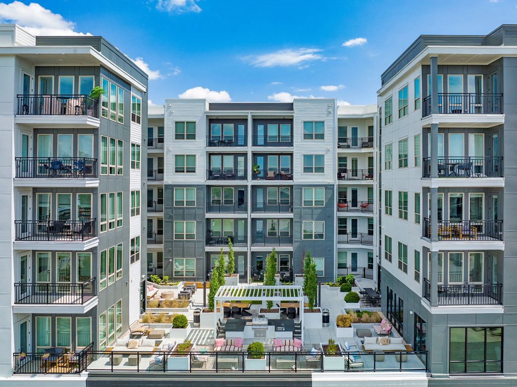 Outdoor Courtyard and Grill Area