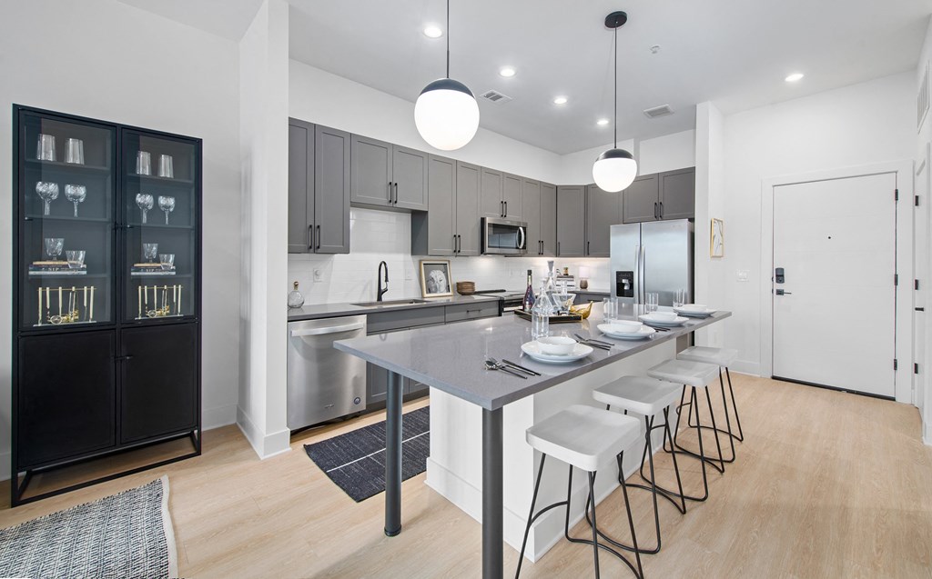 quartz countertops, stainless steel appliances