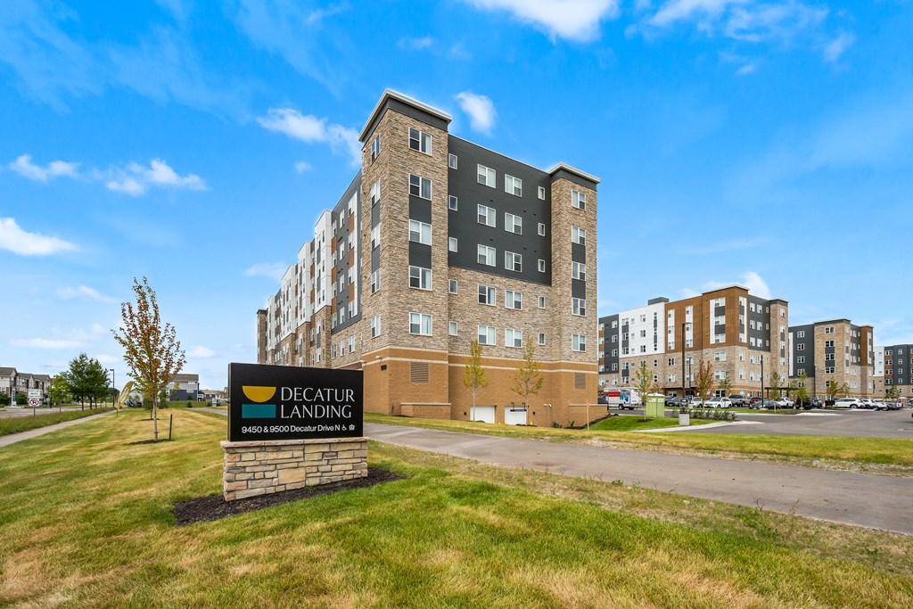 A sign in front of a building that says Decatur Landing.