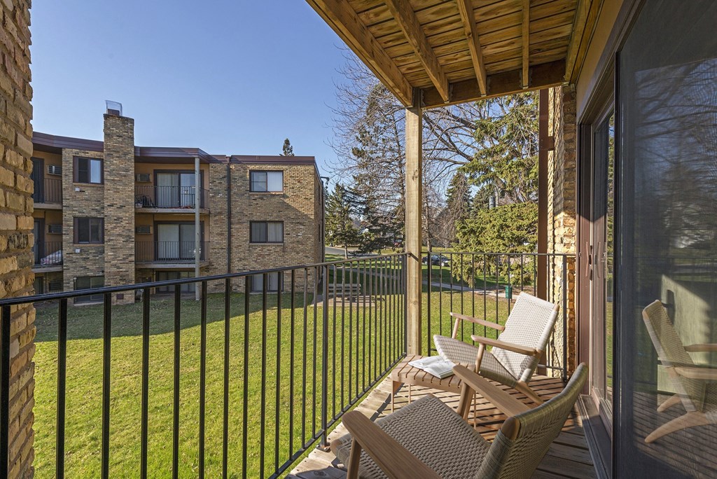the retreat at thousand oaks balcony with chairs and a lawn