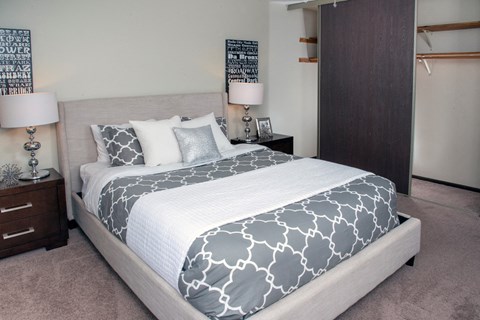 Large bedroom with walk-in closet at 600 10th Ave apartments in Minneapolis, MN