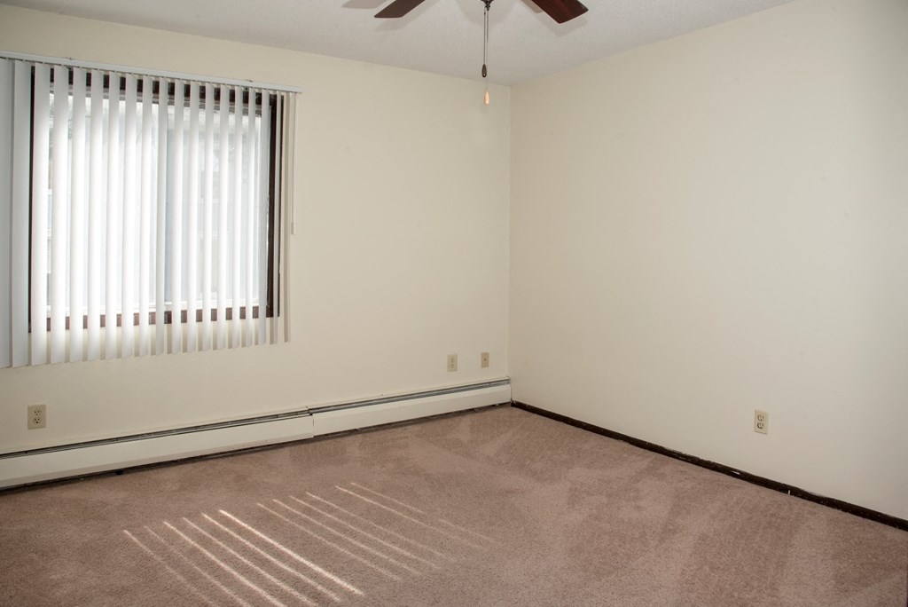 2 bedroom apartment - 2nd bedroom with ceiling fan