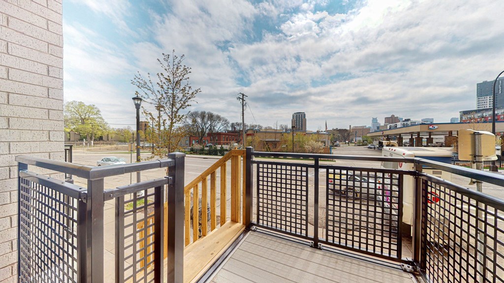 additional photo for property listing at chic digs with room to stretch out in the village 22 car