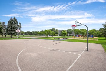 Basketball Court at Audenn Apartments, Bloomington, MN - Photo Gallery 42