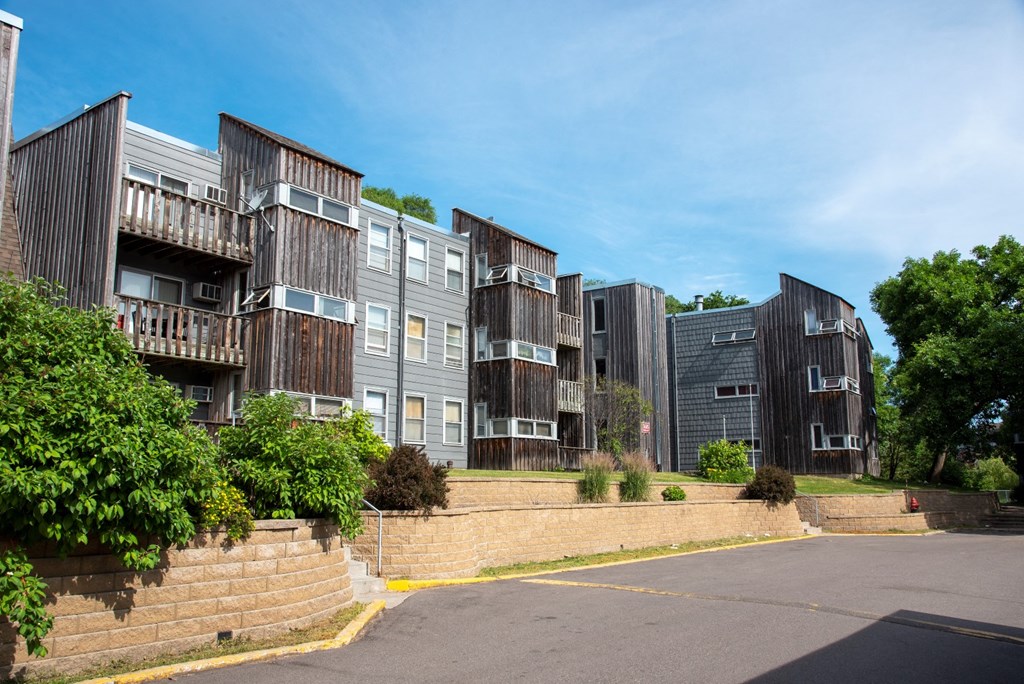 Bass Lake Crossing exterior