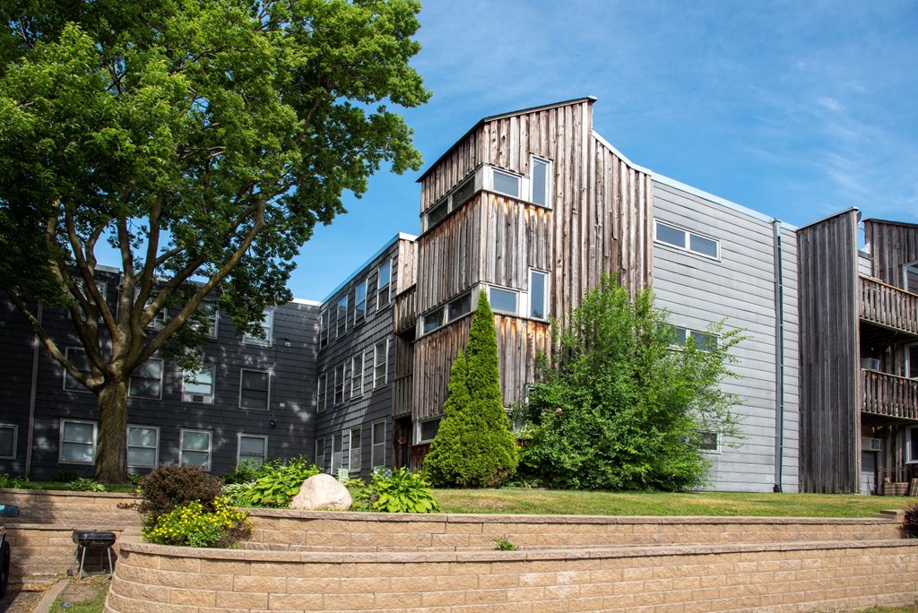 Bass Lake Crossing exterior