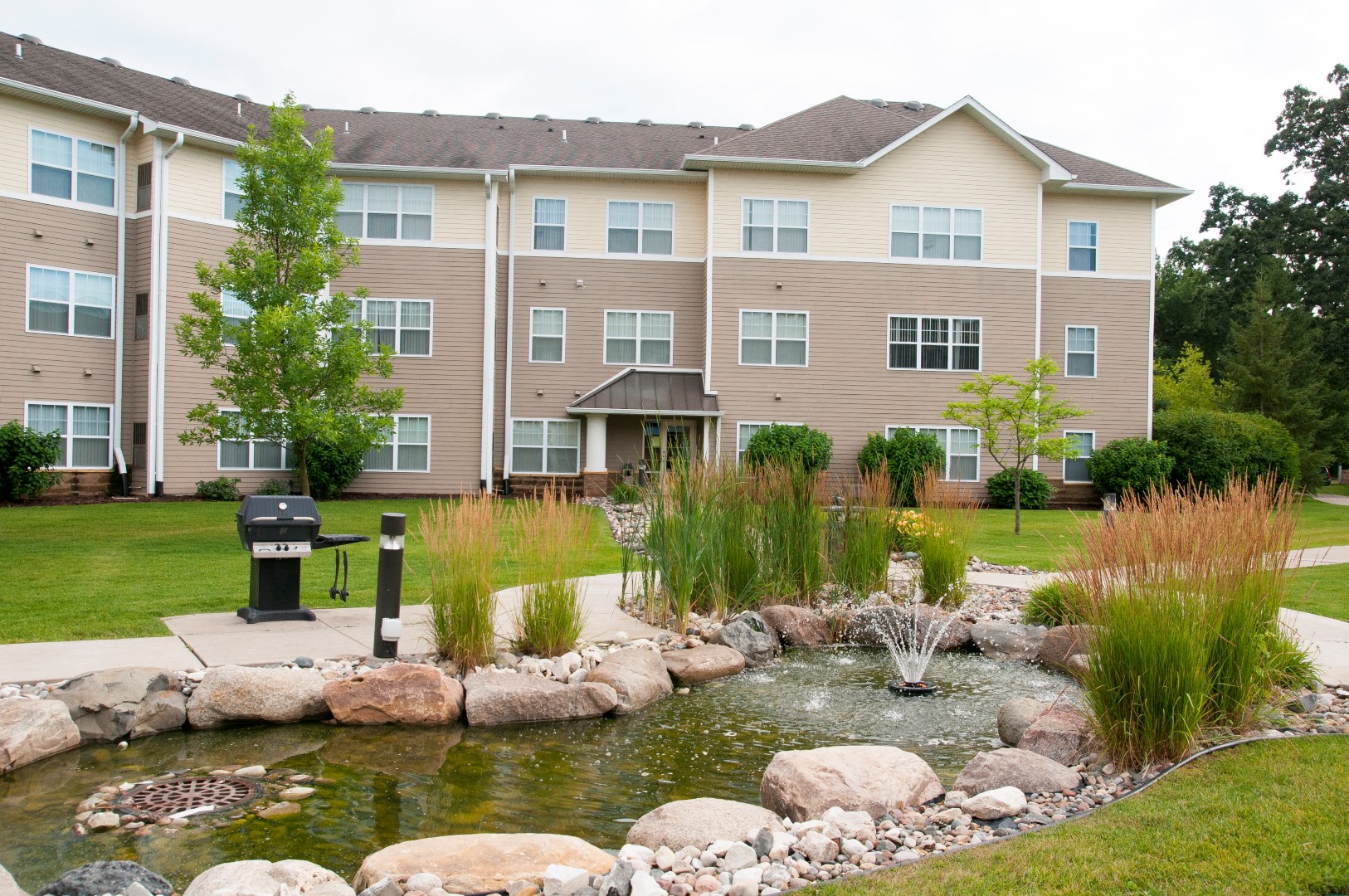 Chaska Place Apartments in Chaska MN_exterior courtyard with fountain