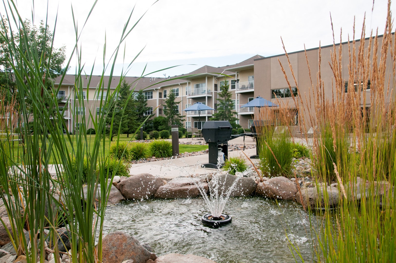 Chaska Place Apartments in Chaska MN_courtyard with fountain and grilling stations