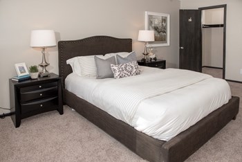 one plus den model,  spacious bedroom with large closet - Photo Gallery 11