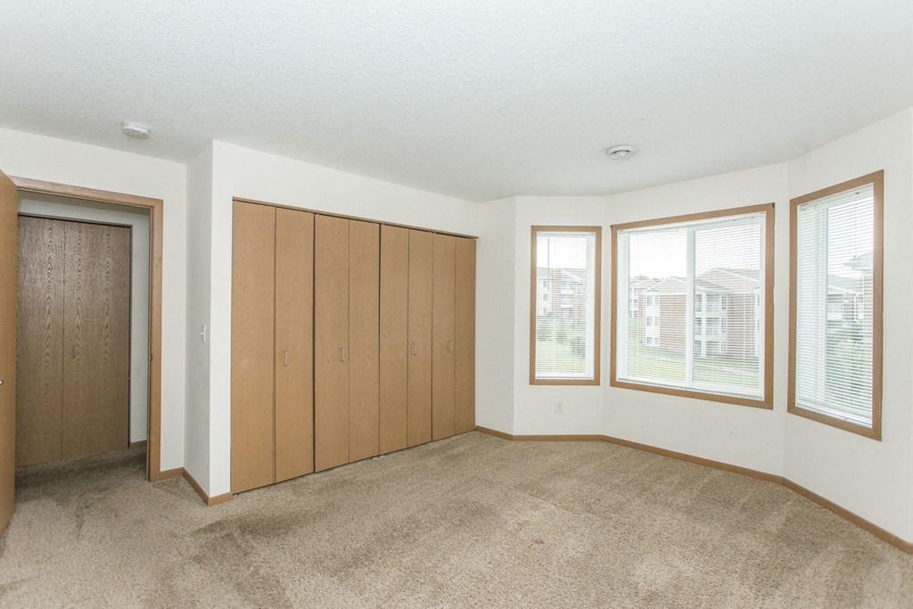 Spacious bedroom with large closet at Cinnamon Ridge Apartments, Eagan