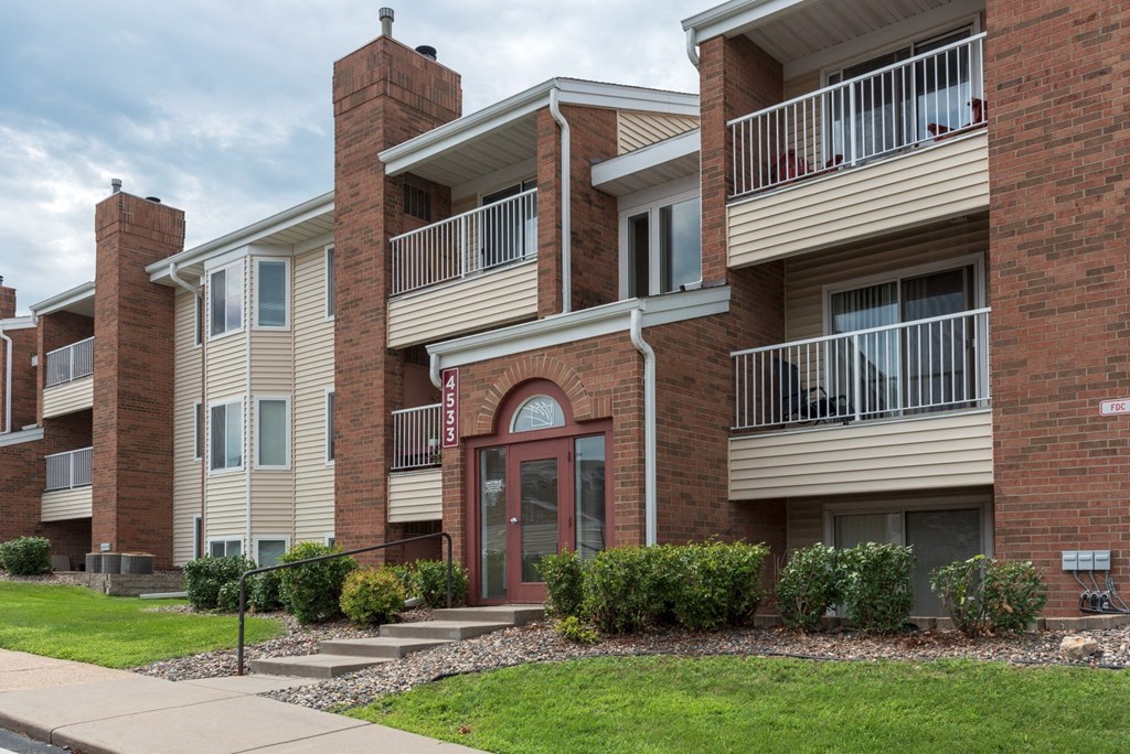 Elegant Exterior View at Cinnamon Ridge Apartments, Eagan, Minnesota