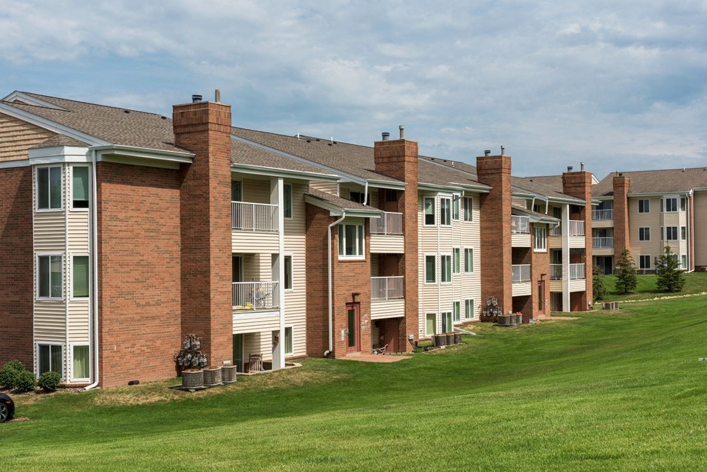 Exterior View at Cinnamon Ridge Apartments, Eagan, 55122