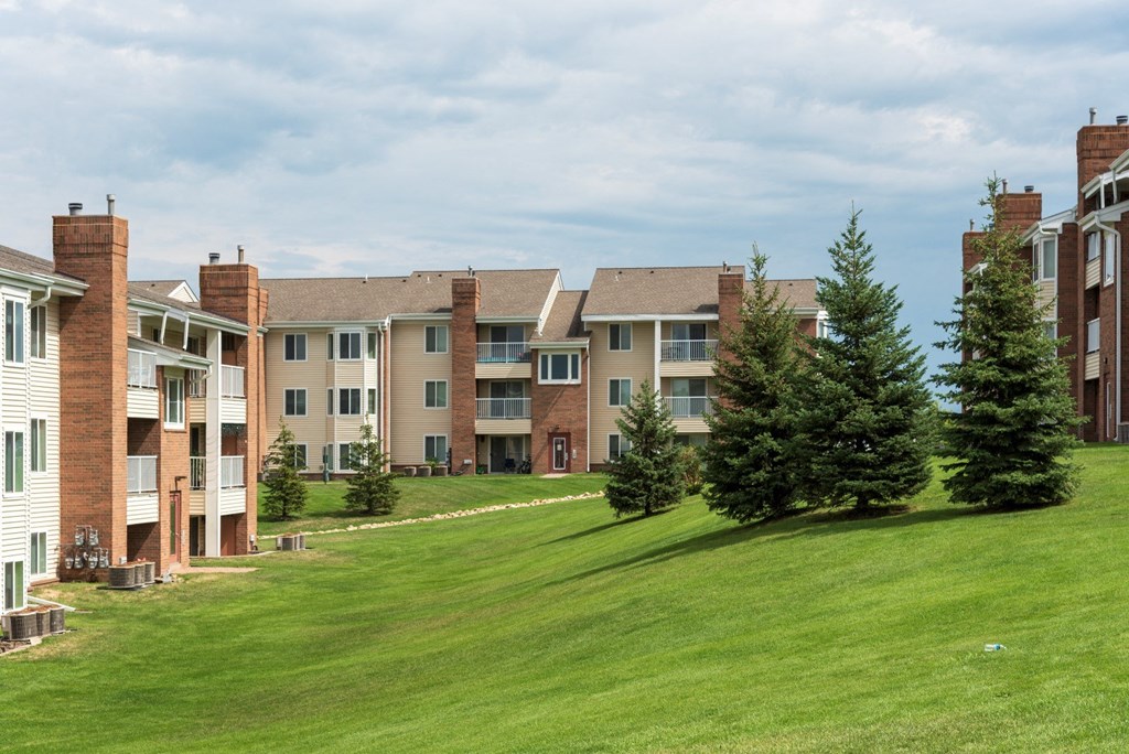 Lush Green Outdoor at Cinnamon Ridge Apartments, Eagan, MN, 55122