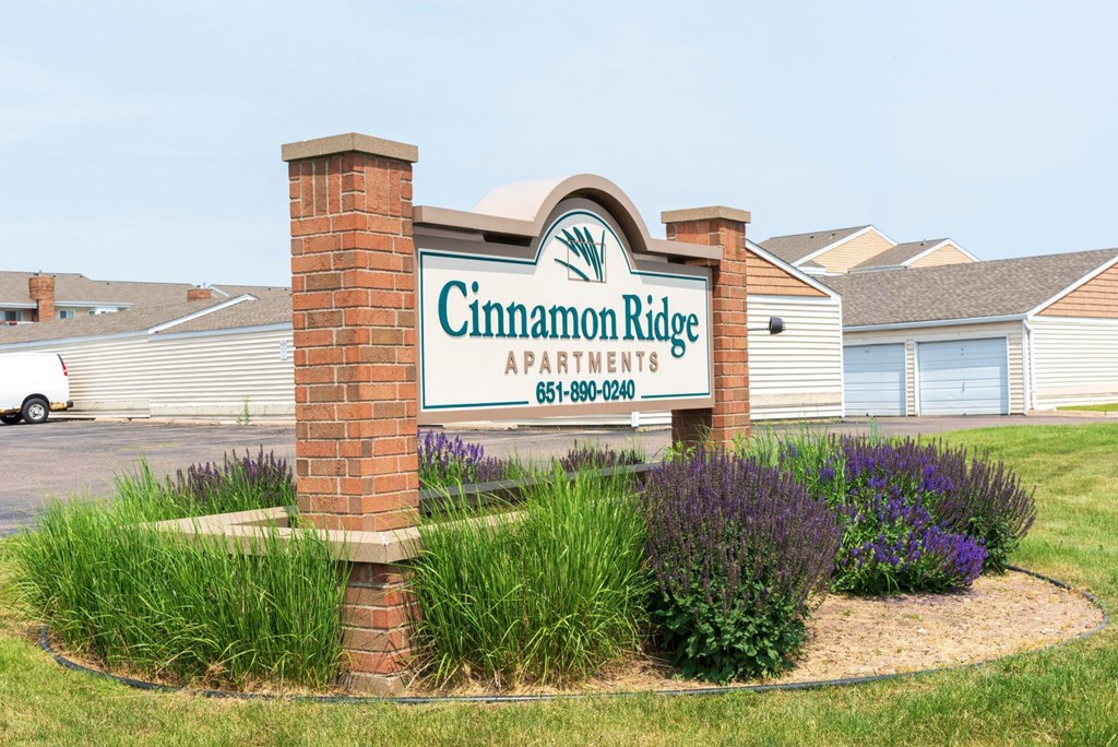 a sign in front of a building that says cinnamon ridge apartments