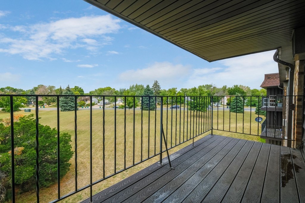 additional photo for property listing at chic digs with room to stretch out in the village 22 car