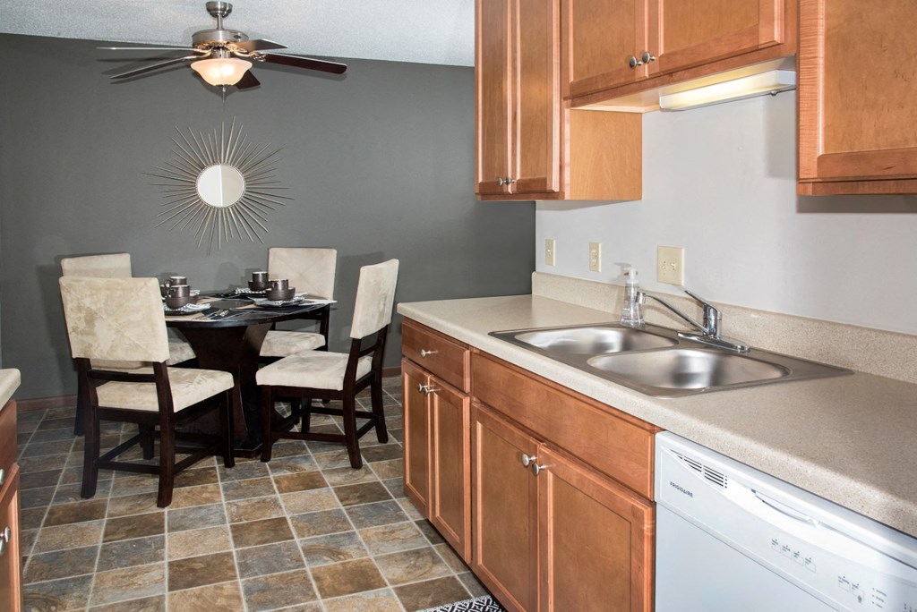 EdenvaleApartments_EdenPrairie_MN_modelkitchen
