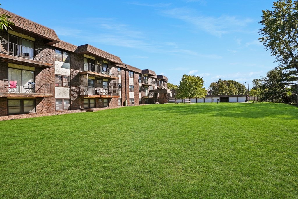 the preserve at ballantyne commons apartments with green grass