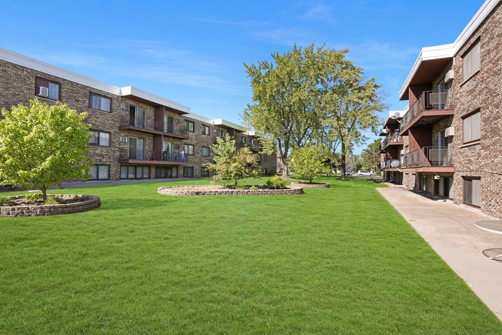 the preserve at ballantyne commons yard and apartment buildings