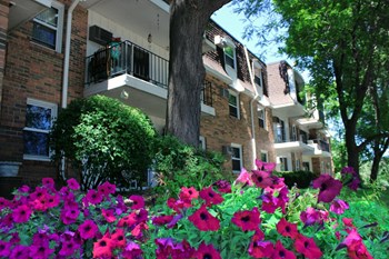 Garden of Flowers in Courtyard of West St. Paul Apartment - Photo Gallery 28