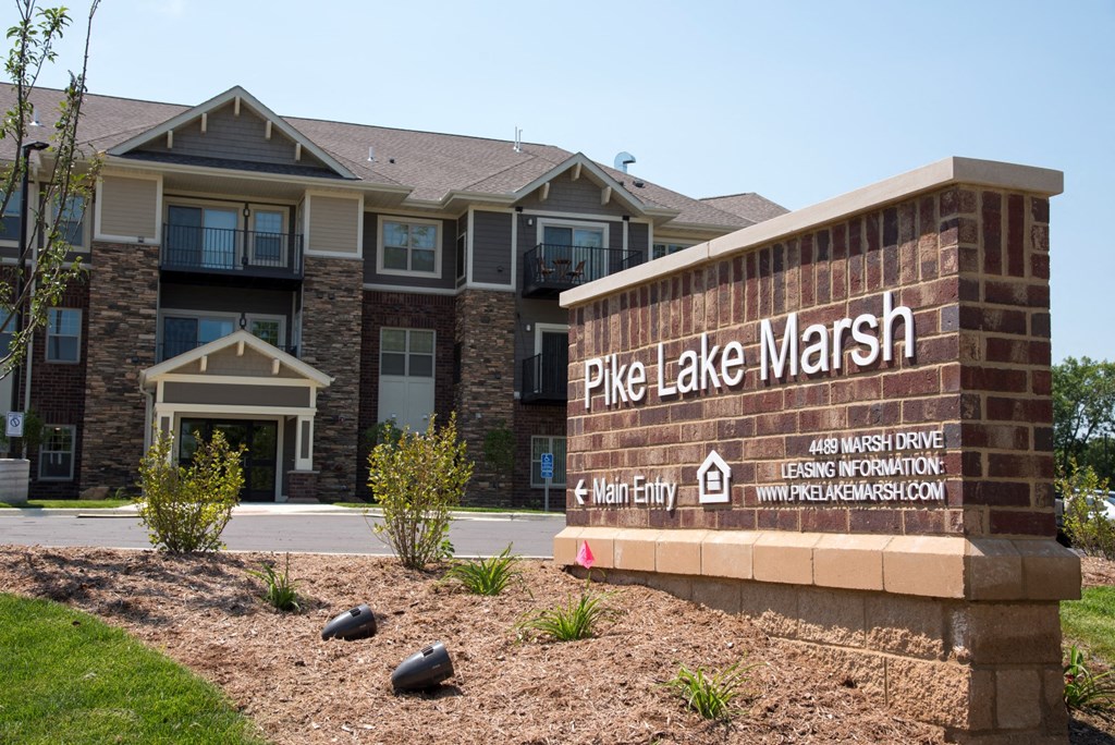Pike Lake Marsh Apartments Exterior Sign