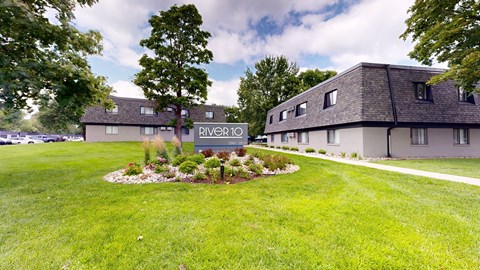 a view of the property from the parking lot