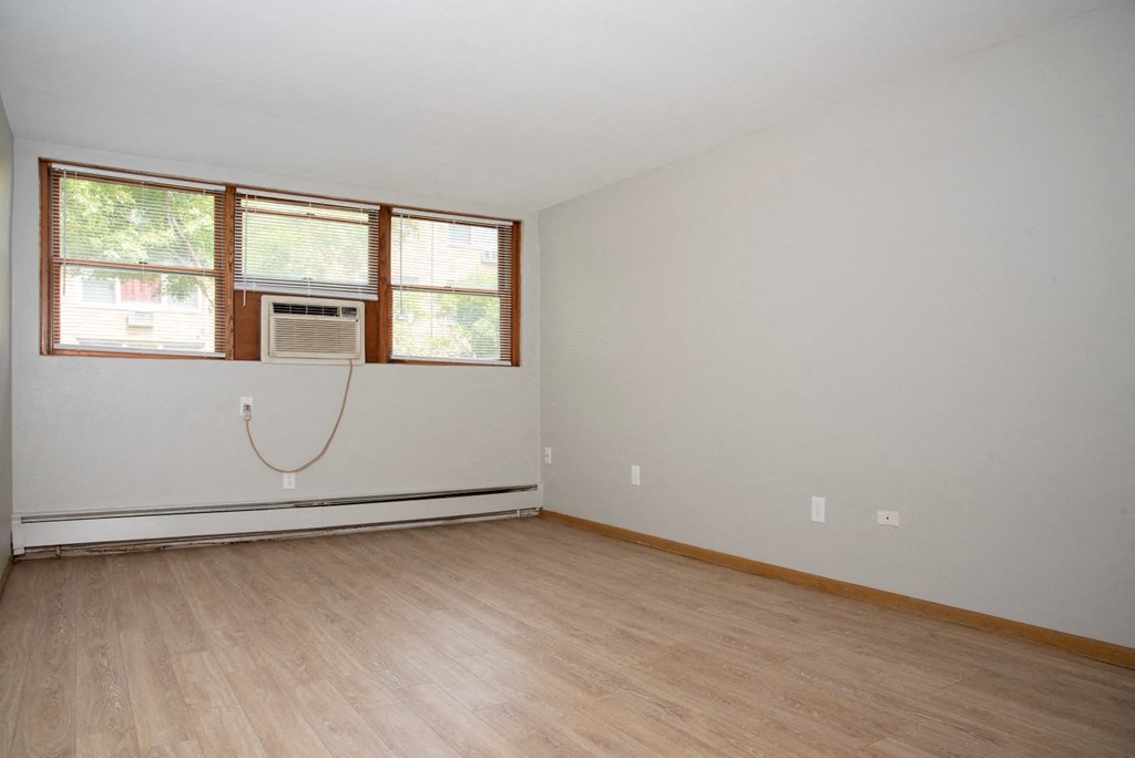 1 bedroom - garden level, spacious living room