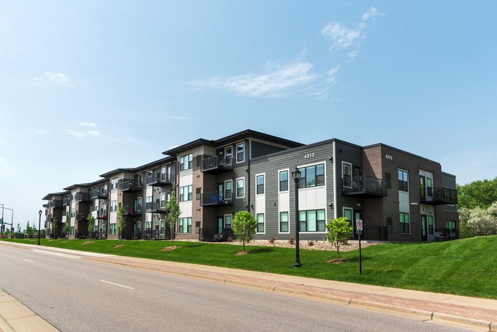 shady oak crossing minnetonka, mn exterior