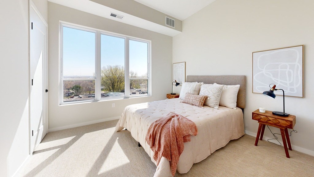 additional photo for property listing at chic digs with room to stretch out in the village 22 car