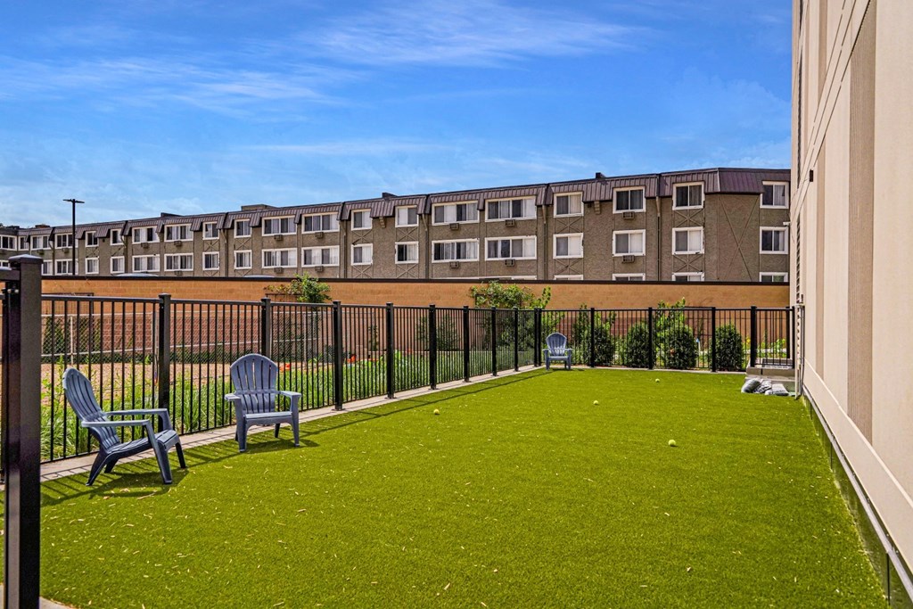 this is a photo of the courtyard at harvard square apartments in dallas, tx