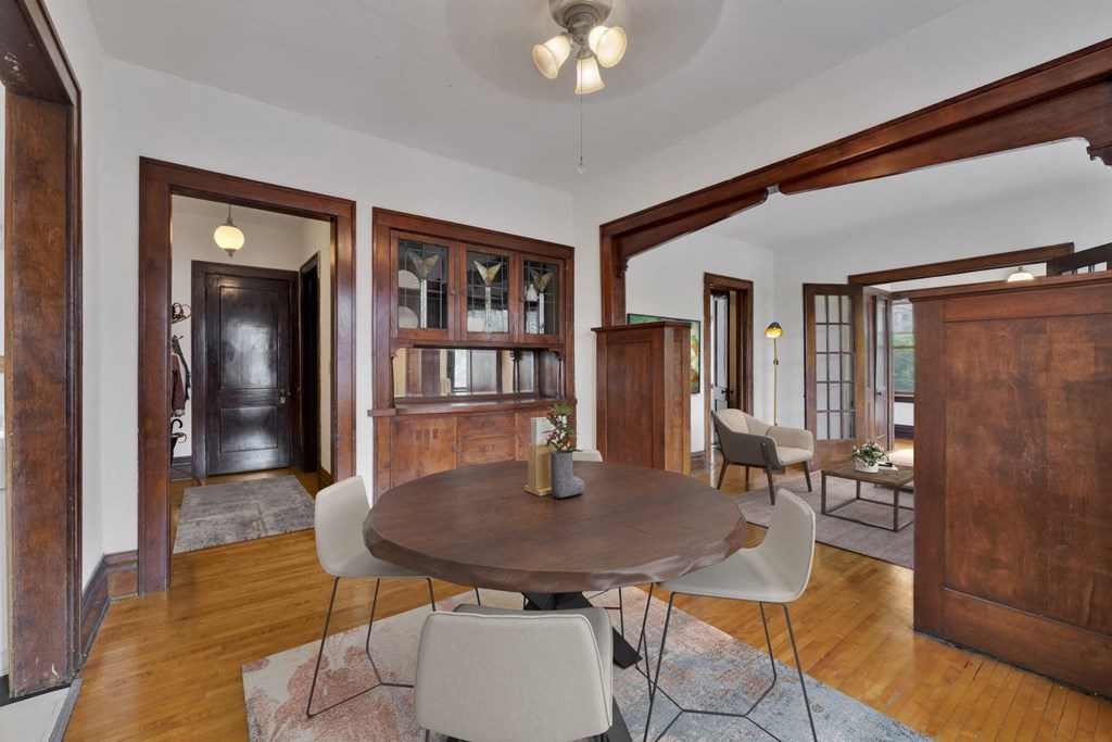 additional photo for property listing at chic digs with room to stretch out in the village 22 car