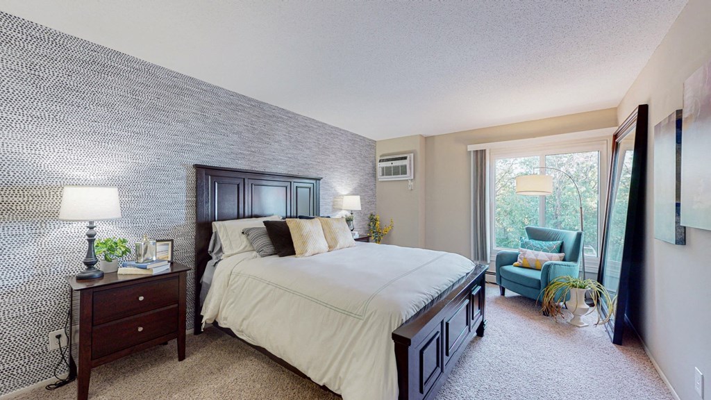 Large Comfortable Bedrooms at The Tarnhill, Bloomington