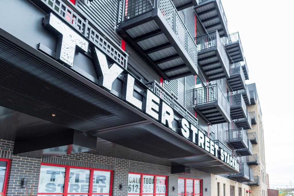 the sign for the yale street subway station on the side of a building