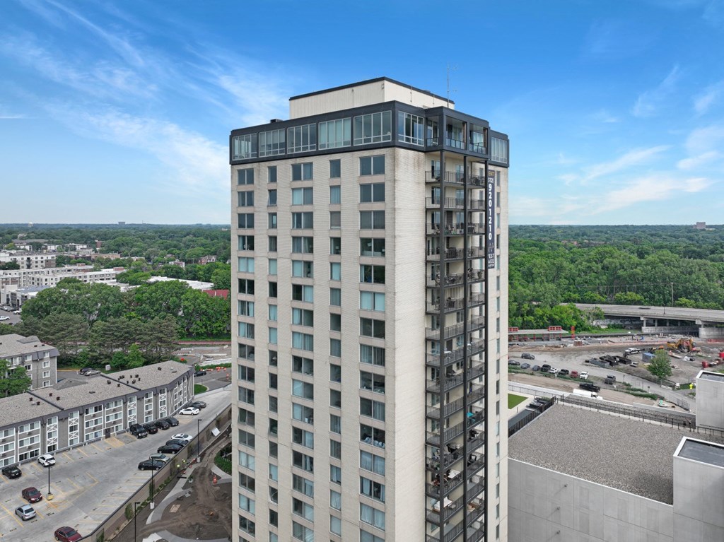 a tall building with many windows and a blue sky in the background