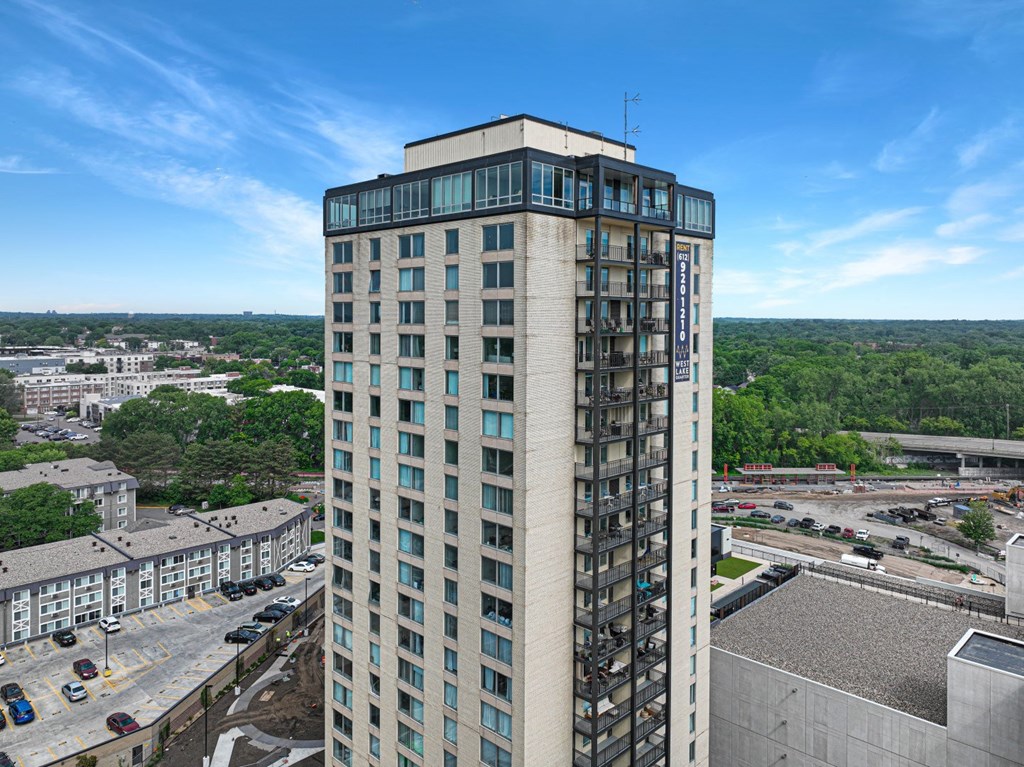 a tall building with many windows and a blue sky in the background