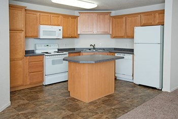 kitchen with oak cabinetry, appliances, kitchen island - Photo Gallery 4