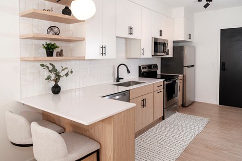 Efficient Appliances In Kitchen at CityLine Apartments, Minneapolis, MN, 55406