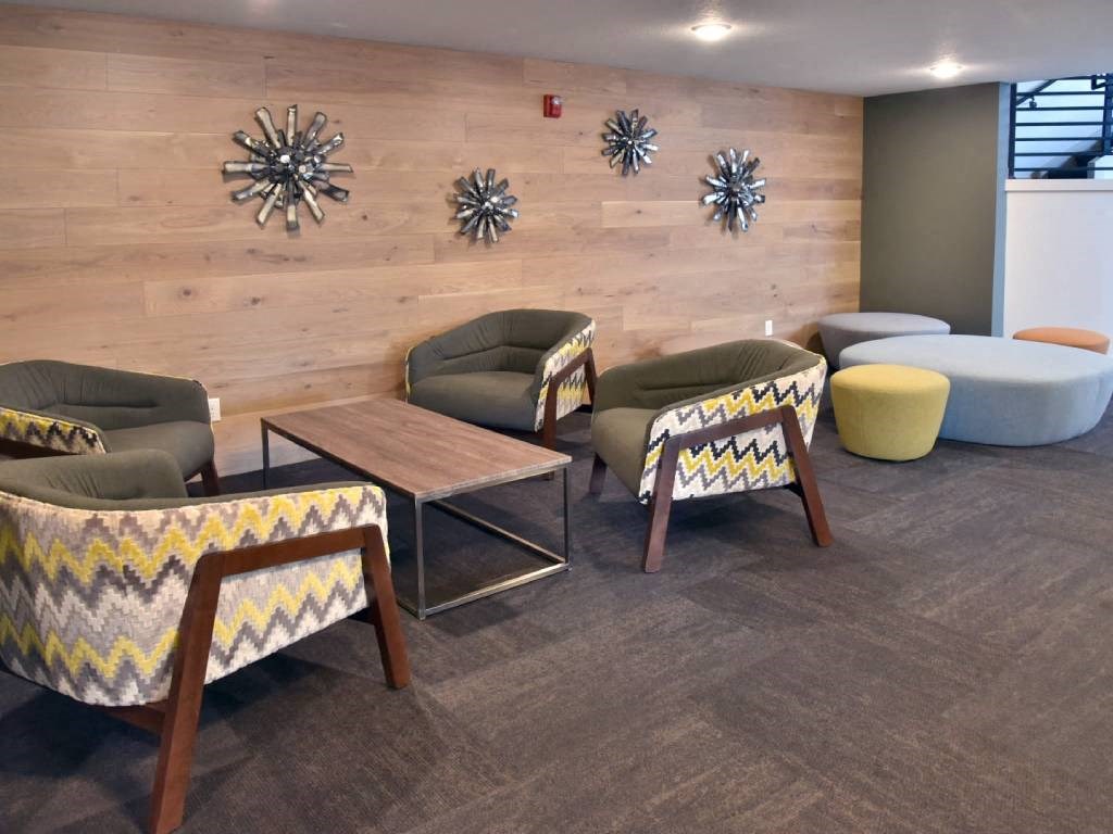 Resident lounge with free wi-fi at Aspenwoods Apartments, Eagan