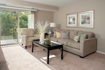 Living room with balcony - Photo Gallery 5