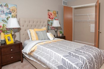 2nd bedroom with closet - Photo Gallery 8