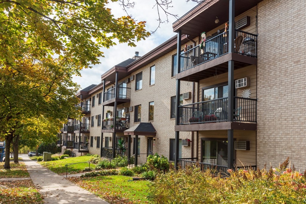 a sidewalk in front of an apartment building