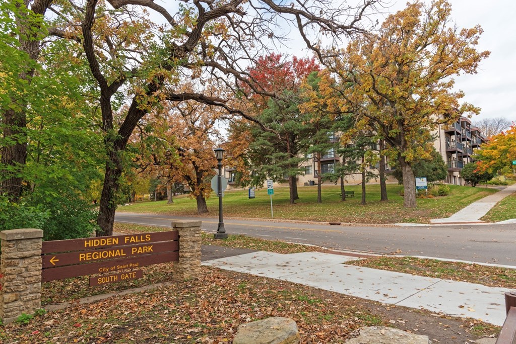 riverview highlands in st paul mn next to road