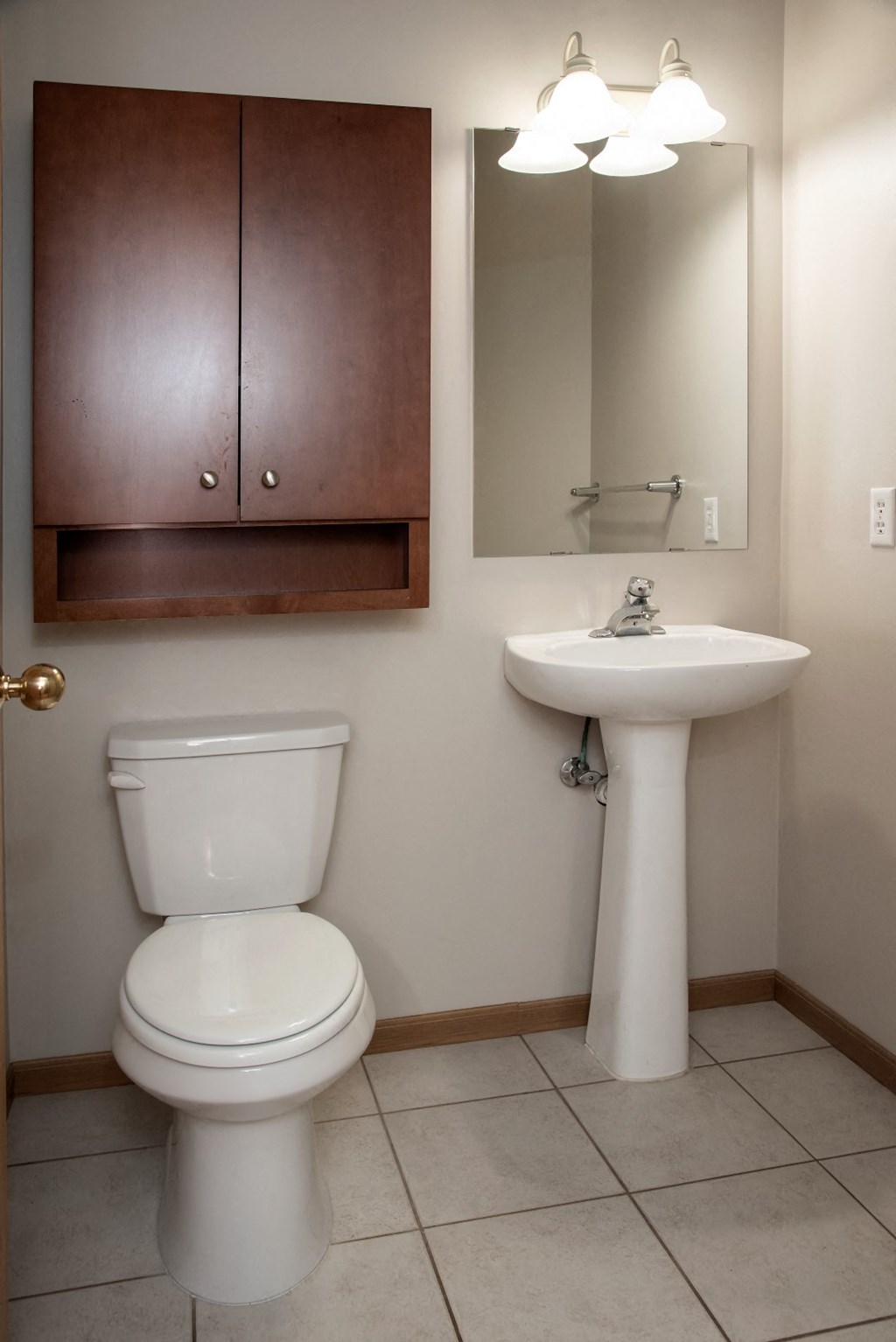 powder room with pedestal sink
