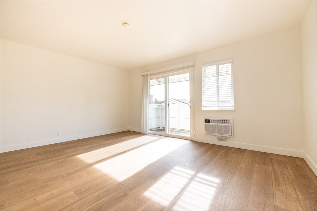 Unfurnished Living Area at Summerhill Place Apartments, Union City, 94587