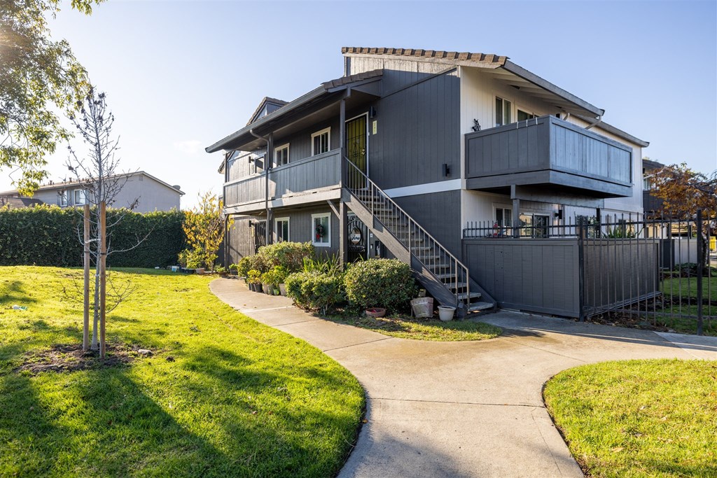 Exterior Porch at Summerhill Place Apartments, Union City