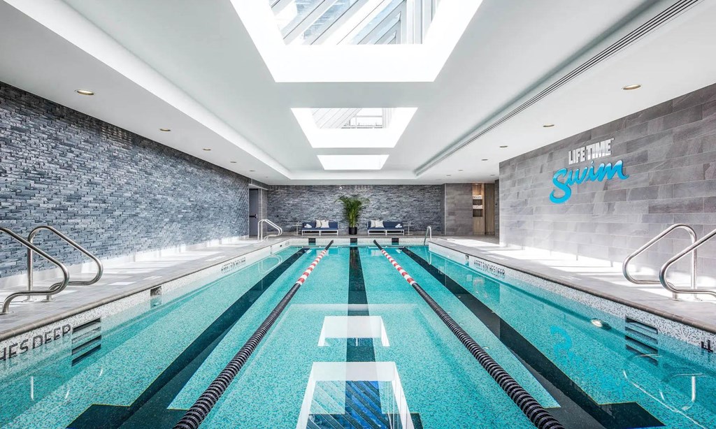 the swimming pool at the shelbourne dublin hotel at SKY Apartments, New York