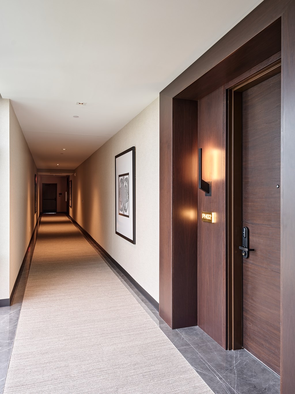 A hallway with a brown door and a sign that says "Pmez".