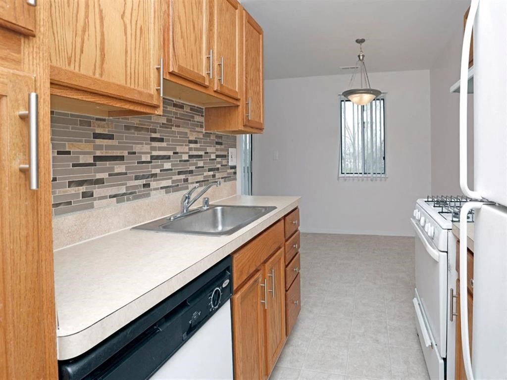 Meadowbrook Village Apartments, 2891 Olden Oak Lane, Auburn Hills, MI