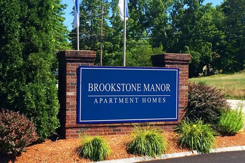 a sign for the brookstone manor apartment homes