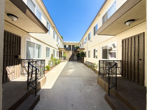 8118 S Western Ave 1-2 Beds Apartment for Rent