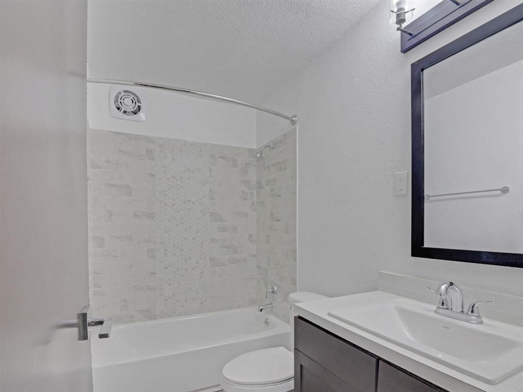 Bathroom With Bathtub at The Overlook at Pensacola Bay, Florida